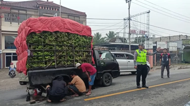 Truk Bermuatan Pisang Mogok di Gadingrejo