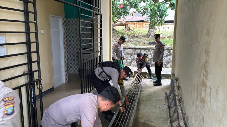 Polres Natuna Gotong Royong Bersihkan SLB Negeri