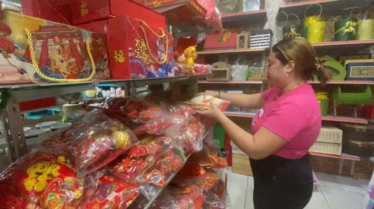 Pernak Pernik Imlek Bermunculan, Mendekati Perayaan Ramai Pembeli