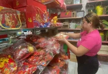 Pernak Pernik Imlek Bermunculan, Mendekati Perayaan Ramai Pembeli