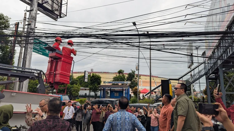Kabel Semrawut Ahmad Yani Mulai Ditertibkan