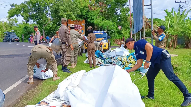 Tegakkan Perda, Puluhan Reklame Kedaluwarsa di Jembrana Dibredel