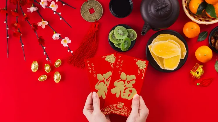 Makna Simbolik Tradisi Angpau saat Imlek