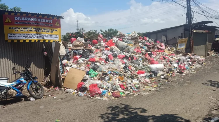 Sampah TPA Cakung Drain Menggunung hingga Tutupi Jalan