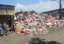 Sampah TPA Cakung Drain Menggunung hingga Tutupi Jalan