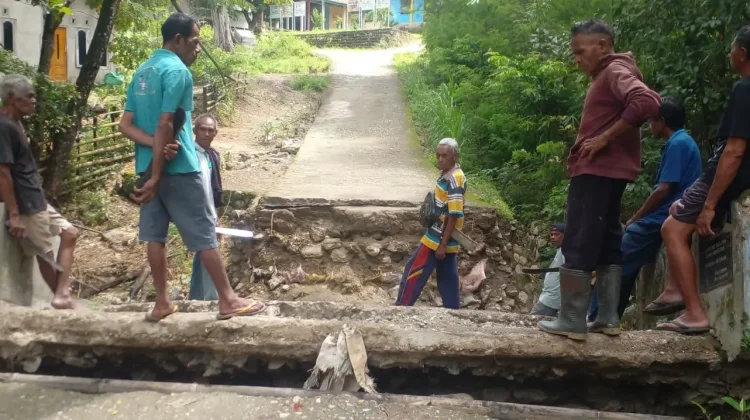Jembatan Ambruk Hambat Aktivitas Masyarakat di Desa Kaenbaun