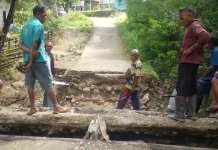 Jembatan Ambruk Hambat Aktivitas Masyarakat di Desa Kaenbaun