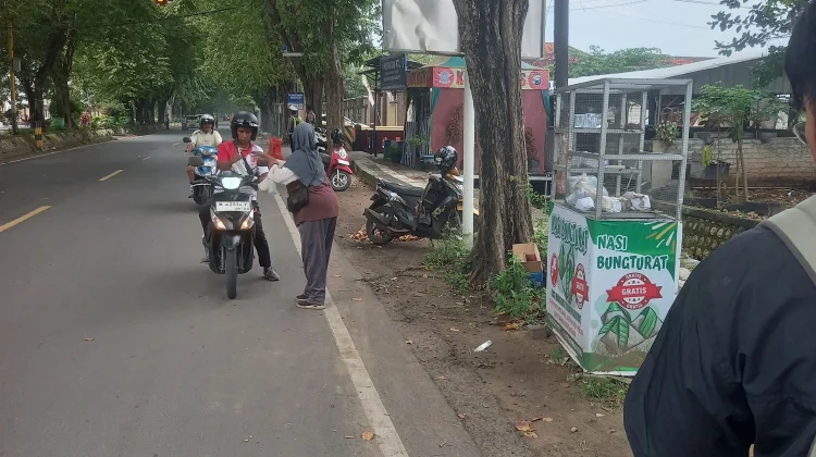 Kita Berbagi Sosial Bagikan Ratusan Nasi Bungkus