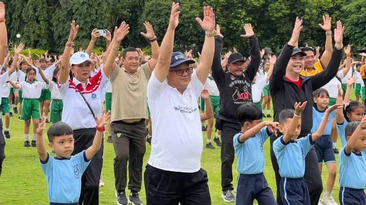 Kunjungi Buleleng, Mendikdasmen Disambut Senam Anak Indonesia Hebat