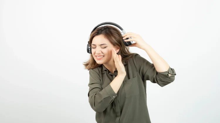 Waspada Pemakaian Headset Terlalu Sering