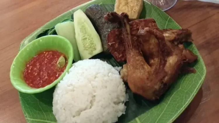 Kenapa Nasi Ayam Goreng Selalu Jadi Menu Andalan?
