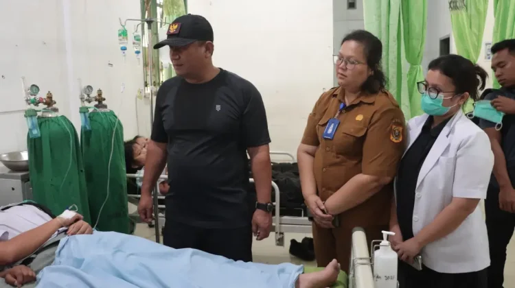 Wabup Dairi Jenguk Siswa Dirawat