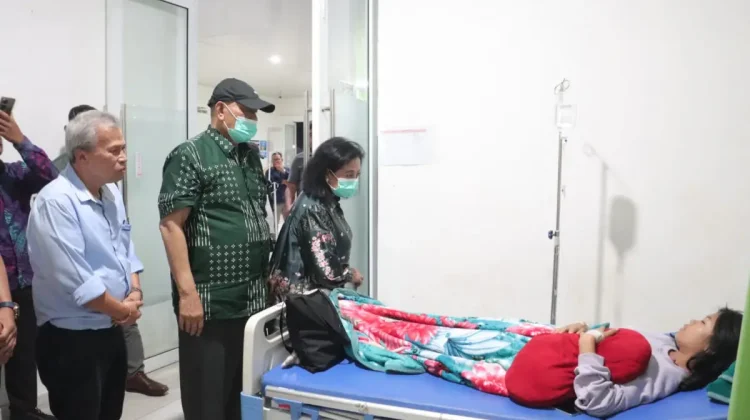 Bupati Dairi Jenguk Siswa Dirawat