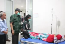 Bupati Dairi Jenguk Siswa Dirawat