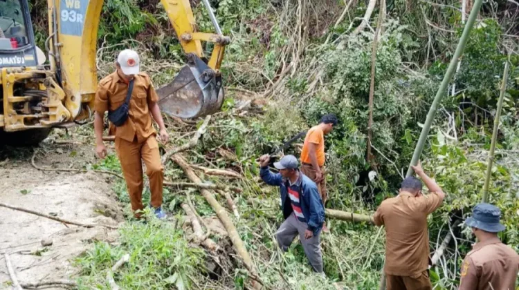 BPBD Dairi Tangani Jalan Amblas