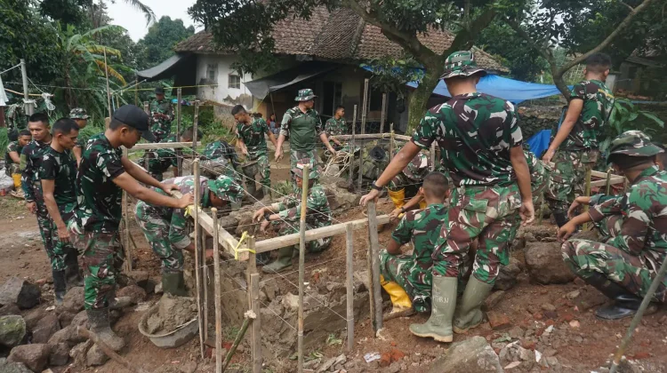 Satgas TMMD Bangun Pos Kamling Perkuat Keamanan Majalengka