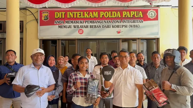 Polda Papua Serahkan Bantuan Peralatan di Sasana Ambroben Boxing