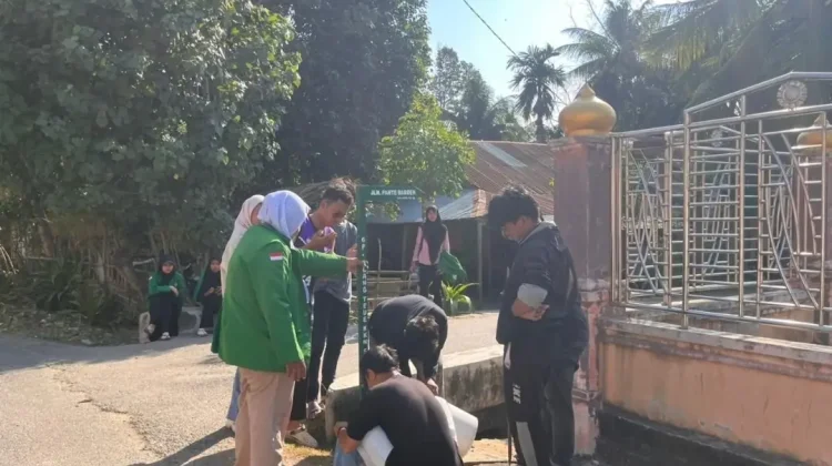 Warga Bersama Mahasiswa KKN Bantu Warga  Membuat Plang Nama Lorong