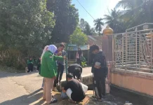 Warga Bersama Mahasiswa KKN Bantu Warga  Membuat Plang Nama Lorong