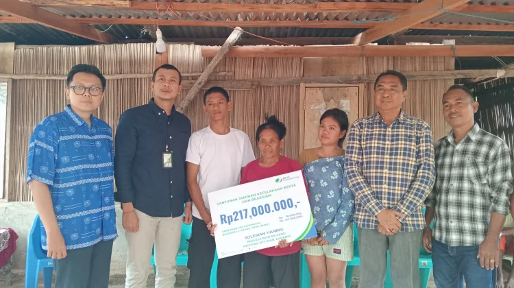 BPJS Ketenagakerjaan NTT Serahkan Santunan di Kabupaten Kupang