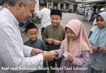 Asal-usul Kebiasaan Salam Tempel saat Lebaran