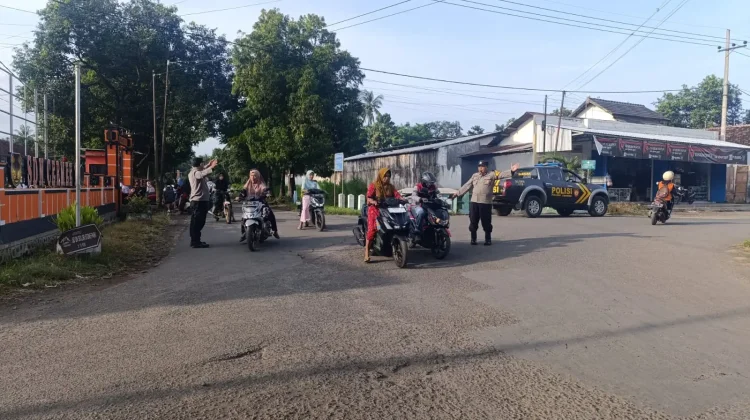 Polisi Fokus Gatur Lalin di Titik Strategis Cermee