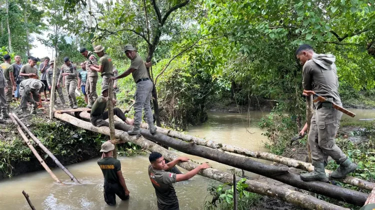 Brimob sumba tengah bangun jembatan untuk petani