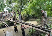 Brimob sumba tengah bangun jembatan untuk petani