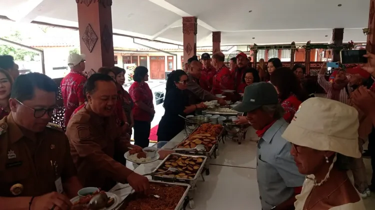 Sambut Imlek, Ratusan Lansia Magelang Dapat Makan Siang Gratis