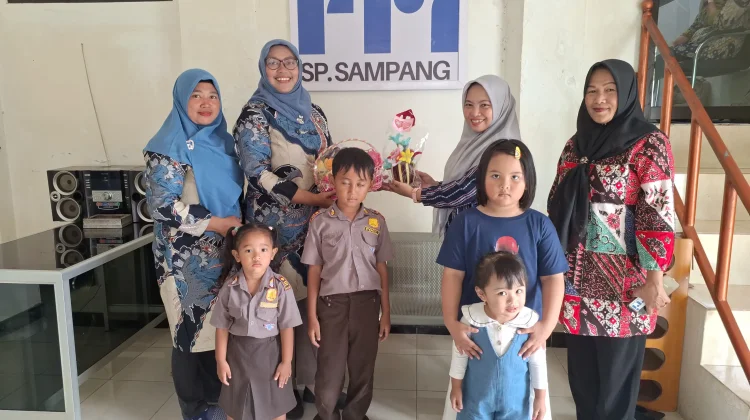 TK Bayangkari 80 Sampang Meriahkan Hari Radio Sedunia