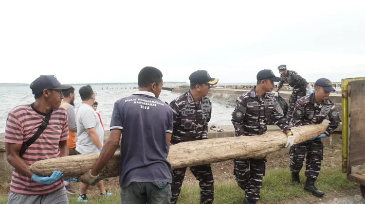 Program Indonesia ASRI Kodaeral VI Bersihkan Pantai