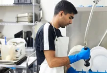 Tips mencuci piring dengan benar dan efisien
