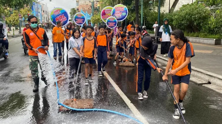 Bladahan Ngarsopuro: Siswa SD Bersih-Bersih Sambut Hari Jadi Kota Solo