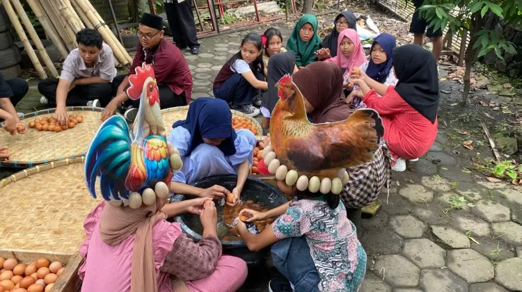 Siswa SDN Cengklik Cuci 5.000 Telur Sambut Ramadan di Solo