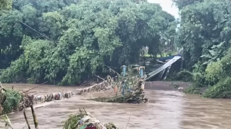 Jembatan Cinta Kembali Putus Diterjang Banjir, Akses Warga Terganggu