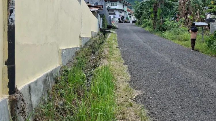 Warga Jalan Anggrek Keluhkan Saluran Got Berbau