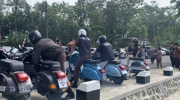 Komunitas Vespa Ramaikan Tradisi Nyekar HUT Banyumas