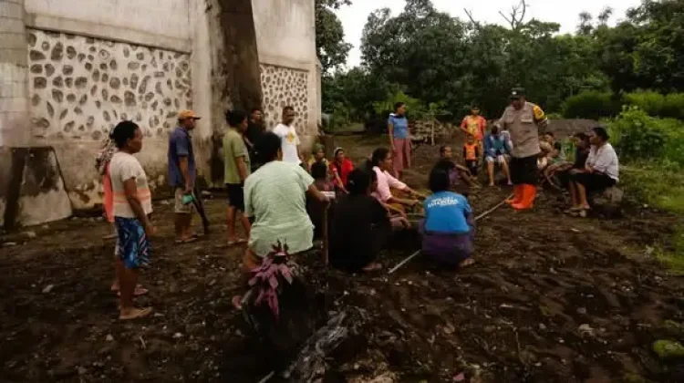 Polri dan Warga Bersihkan Halaman Gereja