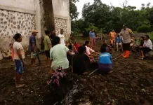 Polri dan Warga Bersihkan Halaman Gereja