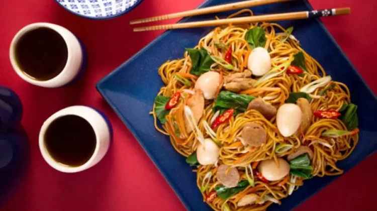 Mie Panjang Umur Simbol Harapan dan Keberuntungan Imlek