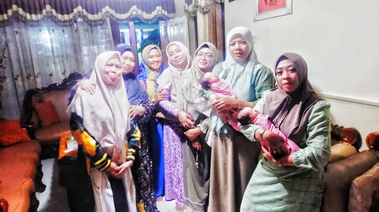 Tradisi Menjenguk Bayi Baru Lahir di Madura