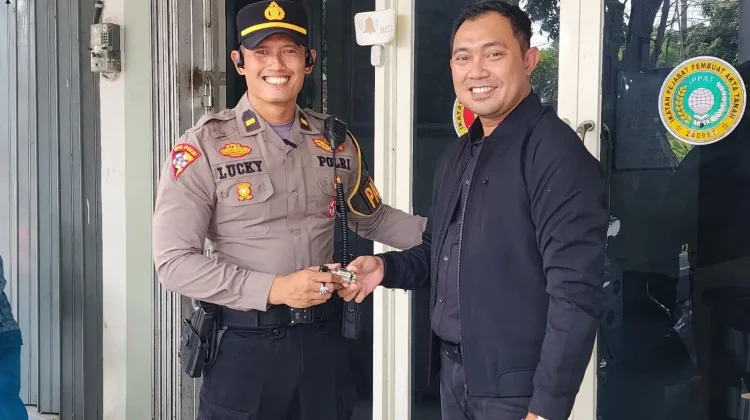 Cegah Curanmor, Pamapta Polres Lamongan Bagikan Gembok Cakram