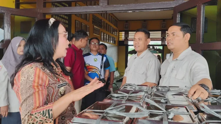 Wabup Sanggau Temukan Distribusi MBG Gunakan Kantong Kresek