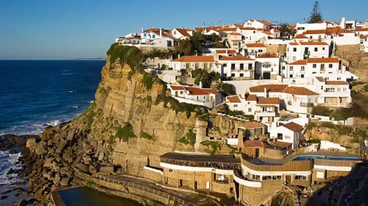 Pesona Azenhas do Mar: Permata Pesisir Portugal yang Tetap Memikat
