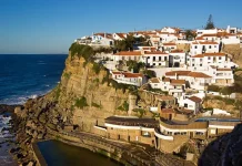 Pesona Azenhas do Mar: Permata Pesisir Portugal yang Tetap Memikat