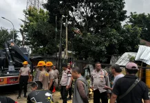 Evakuasi Pohon Tumbang Timpa Mobil di Maulafa