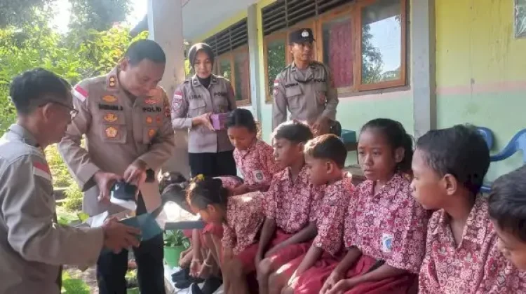 Siswa SDK Likot Terima Bantuan Sepatu Baru