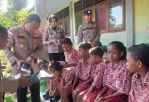 Siswa SDK Likot Terima Bantuan Sepatu Baru