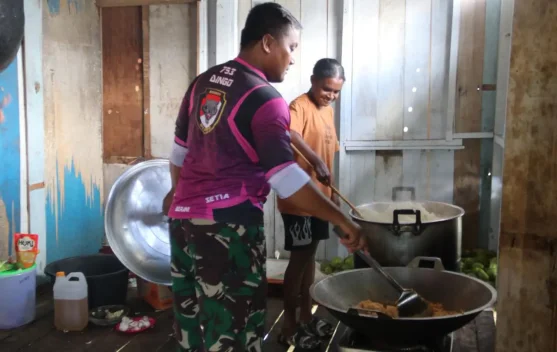 Hangatnya Kemanunggalan di Dapur TMMD 127 Kodim Yawa