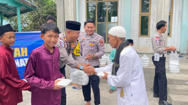 Satlantas Polres Natuna Berbagi 100 Nasi Kotak Jum'at Berkah